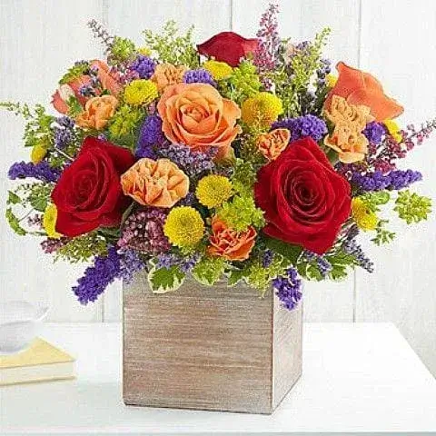 Ένα κομψό Flower Box με λευκά και παστέλ άνθη, συνοδευόμενο από κάρτα ευχών, έτοιμο για παράδοση σε νοσοκομείο.