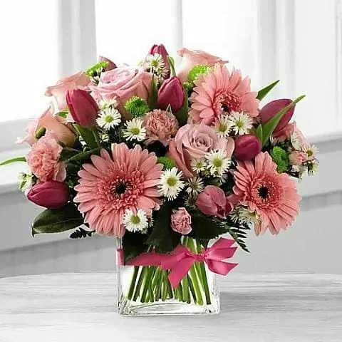 Κομψό Flower Box με λευκά τριαντάφυλλα και ευχές για ταχεία ανάρρωση, έτοιμο για παράδοση στο Νοσοκομείο Γεννηματάς.
