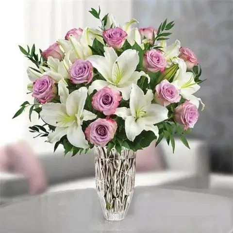 ανθοδέσμη σεβασμού αθήνα online ανθοπωλείο λιλά τριαντάφυλλα λευκά λίλιουμ συγχαρητήρια