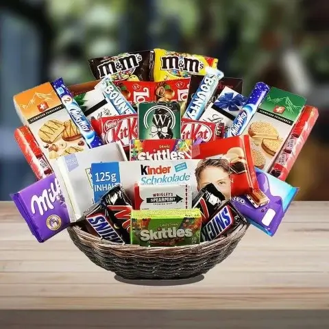 καλάθι με σοκολάτες δώρο αθήνα ποικιλία γλυκών σύνθεση με σοκολατάκια αποστολή