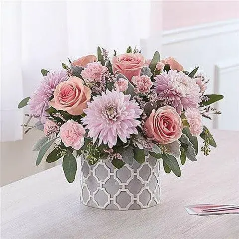 τρυφερή σύνθεση λουλουδιών αθήνα ροζ αποχρώσεις αποστολή δώρο λουλούδια