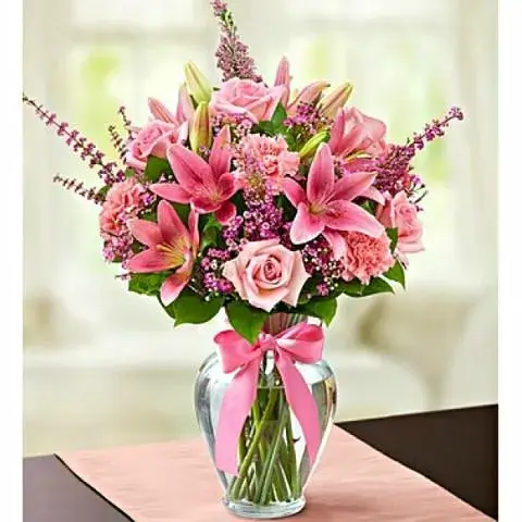 Εντυπωσιακό Flower Box με παστέλ άνθη και ευχετήρια κάρτα, έτοιμο για παράδοση στη ρεσεψιόν του Μαιευτηρίου ΙΑΣΩ.