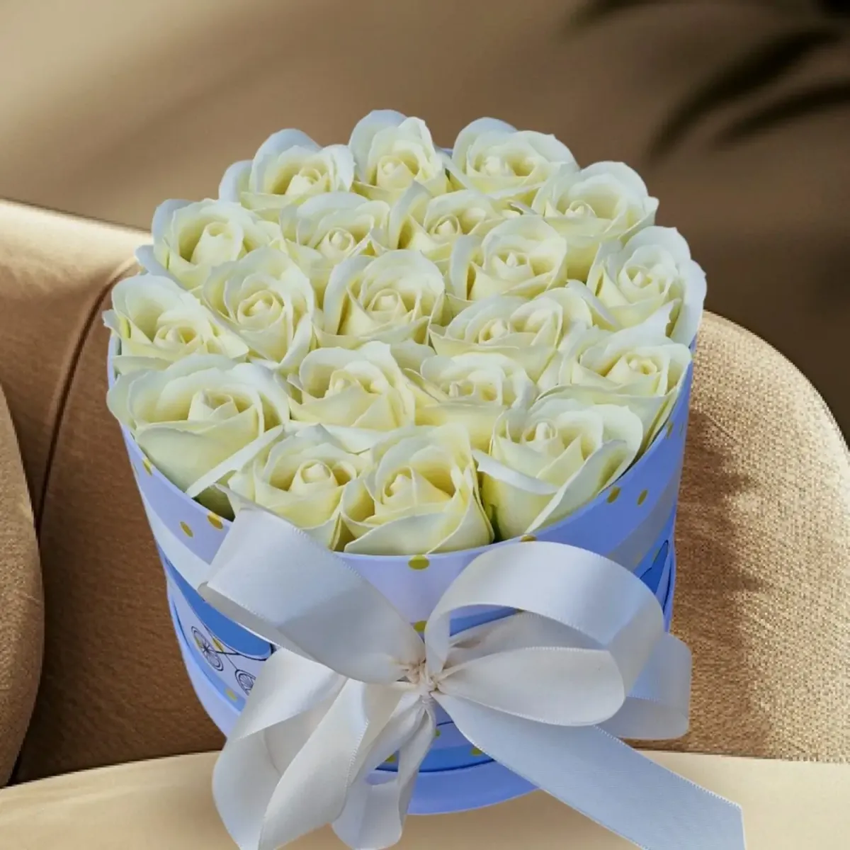 Πολυτελές Flower Box γεμάτο με υπέροχα μπλε λουλούδια, το τέλειο δώρο για τον ερχομό ενός αγοριού.