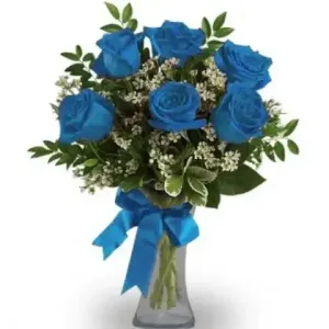 Φρέσκο και κομψό ανθομπουκέτο για το καλωσόρισμα ενός νεογέννητου αγοριού.