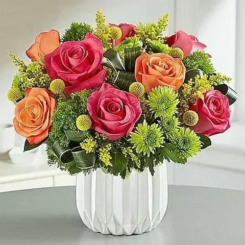Floral σύνθεση που εκπέμπει ζωντάνια, ιδανική ως δώρο για ανάρρωση, μεταδίδοντας ευχές για καλή υγεία στην Αθήνα