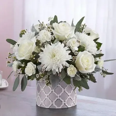 Premium floral σύνθεση για μνημόσυνο με την ονομασία Αιώνια Μνήμη, σχεδιασμένη με σεβασμό για την τελετή στην Αθήνα
