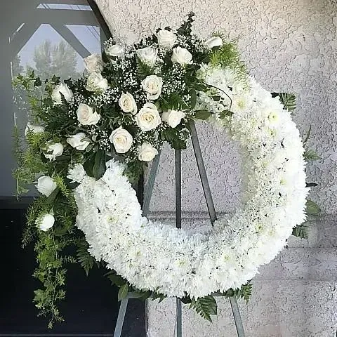 Μεγαλοπρεπή στεφάνια για κηδεία υψηλής floral τέχνης με εγγυημένη έγκαιρη παράδοση στην Αθήνα