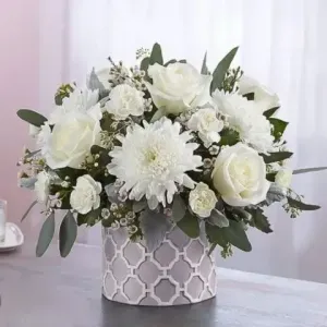 Premium floral σύνθεση για μνημόσυνο με την ονομασία Αιώνια Μνήμη, σχεδιασμένη με σεβασμό για την τελετή στην Αθήνα